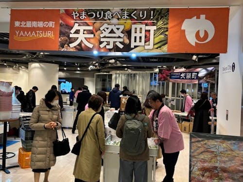 単に販売するだけでなく、矢祭の空気感ごと東京へ届けています