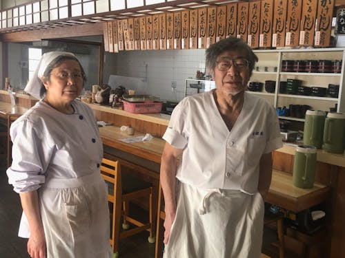 緊張気味のオーナーご夫婦