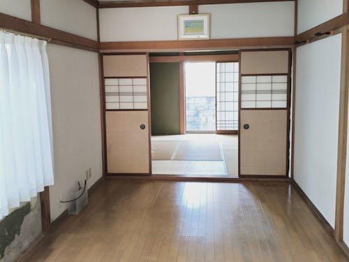 一部の床や天井を除けば、屋内の状態がよく、すぐに住める環境が整っています