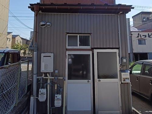 2階への入り口は裏にあります。1階と入り口が分かれていることでプライベート◎