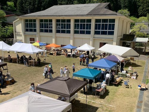 廃校を活用した地域の手作りイベント。住民のつながりも魅力です。