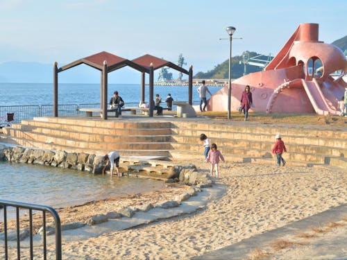 海の近くで遊べる公園もあります