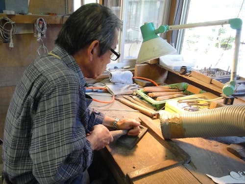 那智黒石から硯(すずり)を作る作業