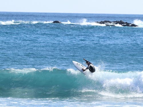 趣味のサーフィンのために移住した職員も!