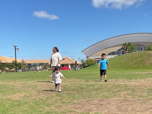芝生があるので転んでも怪我の心配が少なく、子どもたちも体をいっぱい動かせます
