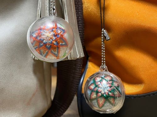 びん細工手まりのストラップ作りWSに親子で参加。地域の文化に触れるチャンスです。