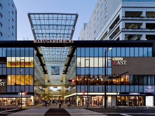 侮るなかれ、アーケードはまさに大都会！（高松市）