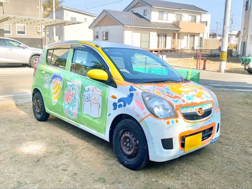 ささをかさんの車　旅先で出会った方に描いてもらっているそう