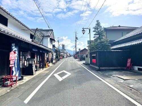 三方よしの幕が掲げられた観光案内窓口のある近江商人の旧薬店