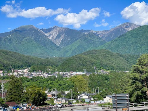 山に抱かれた暮らしがあります