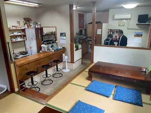 椅子のボックス席と小上がりの座敷席があります