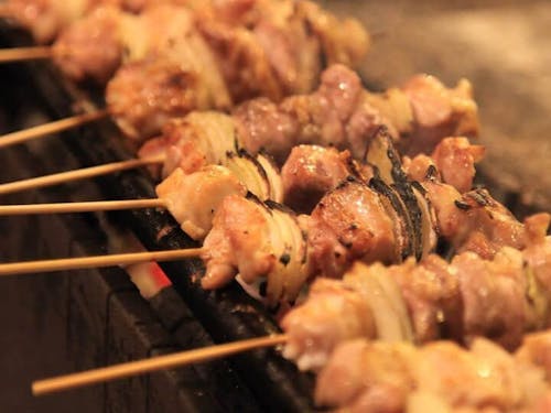 養鶏がさかんな町だからこそ、新鮮な焼き鳥が楽しめる