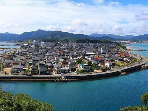 長門市の中心エリア・仙崎、子育て世代にも人気。