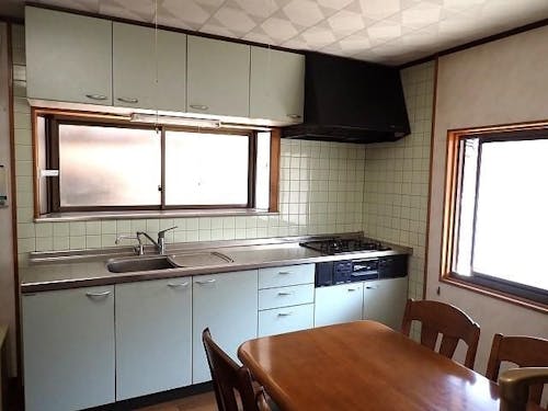 キッチンは使いやすいシステムキッチン。