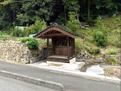 敷地内のお堂。清掃などの管理が必要。