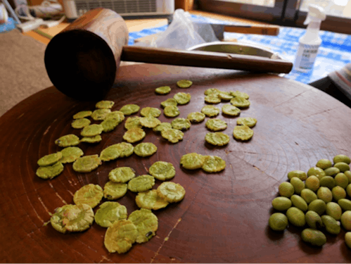 枝豆を平たくつぶした「打ち豆」