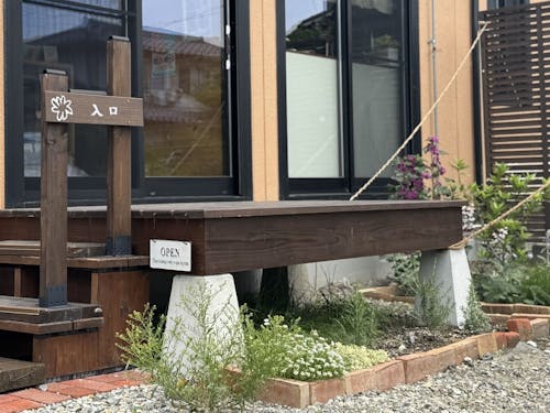 お店の入口には桂子さんお手製のミニガーデン