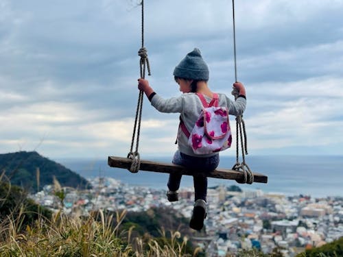 仙元山の山頂にある、町と海を見渡せるブランコ。娘のお気に入り。