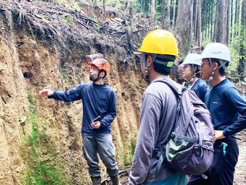 昨年のインターン風景:作業道の案内