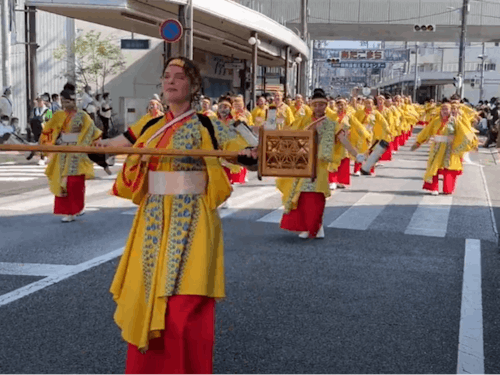 鮮やかな衣装で舞う様子は圧巻!!