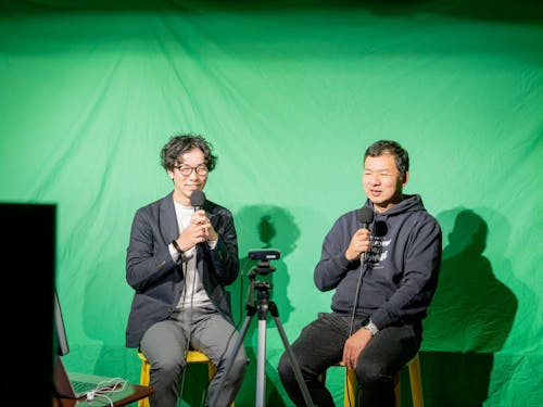 イベント当日の様子。右がゲストの原田英治さん、左はSMOUTディレクター來島