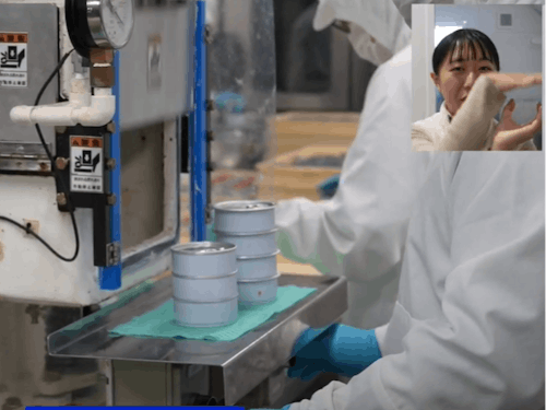 専用の機械を使って缶を巻き締め、殺菌等していきます