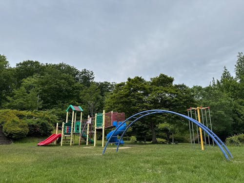 シーソーやブランコといった小さなお子さん向けの遊具も充実