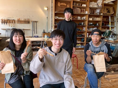 山の上の木工職人、田中大也さんを廃校の中にある木材加工施設に訪ねます