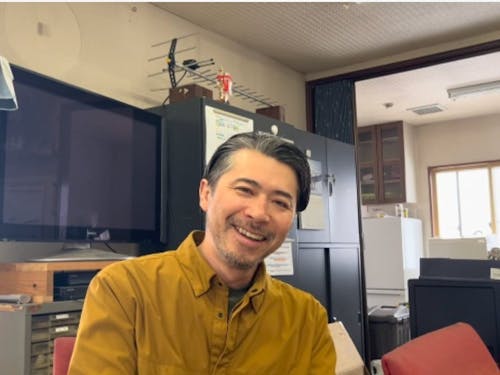 ミュージシャン活動を経て、地元に戻り代表に就任した原田秀忠社長