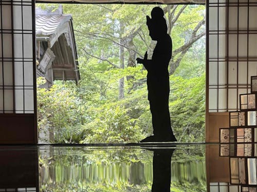 庫裏に展示されている、住職の奥様作の切り絵