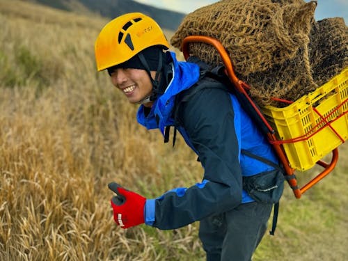 登山道整備で土嚢を運ぶ様子