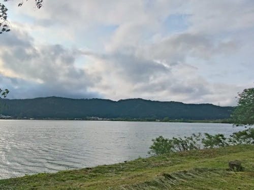 道路挟んだ反対側は綺麗な余呉湖