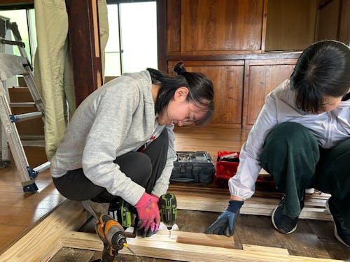 空き家の改修作業に取り組む大人の島留学生
