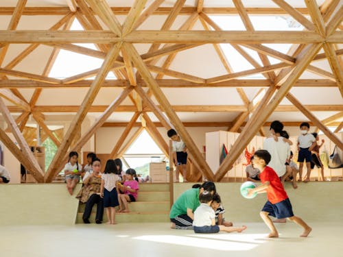 壁がない特徴的な園舎