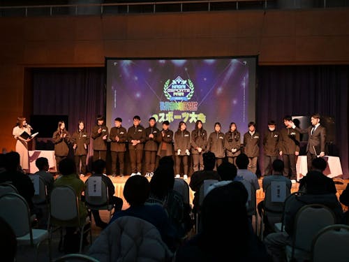 eスポーツ大会にて高校生スタッフを紹介する一幕