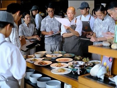 研修制度も充実。旬の食材を使った料理に合うお酒をみんなで考えます。