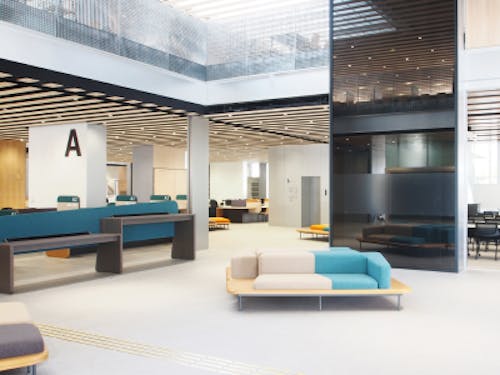 新庁舎は省エネに配慮しており、2020年のグッドデザイン賞等数々の賞を受賞