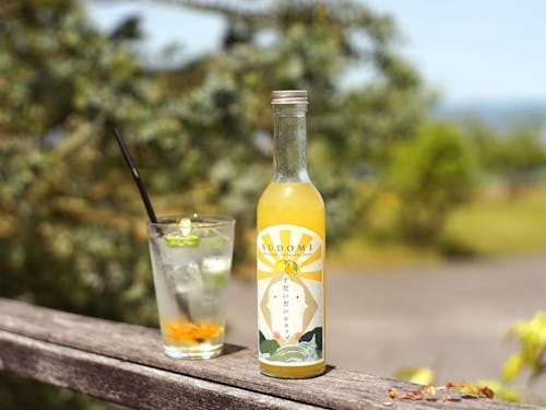 大津島産のすだいだいを使用した「すだいだいシロップ」と「すだいだいスカッシュ」