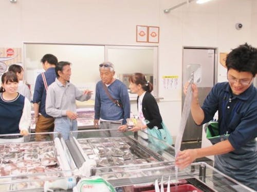 新鮮な海産物、農産物が売られている道の駅「上関海峡」.