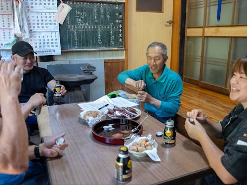 診察が終わって一服タイム。いい情報交換の場でもあります。