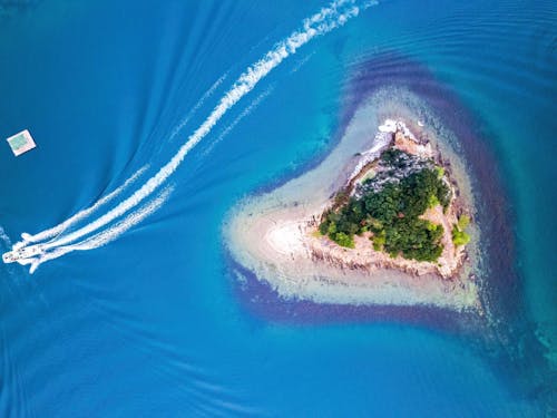 初日の市内観光で見ることができる「ハート」の形をした小島「鏡島」