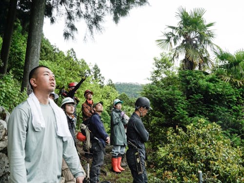 伐採体験をしに地域の人と山を歩きました。いろんなことを教えてもらっています。