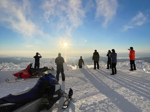 絶景風景と厳冬時期ならではの樹氷を望むパウダースノーサファリ