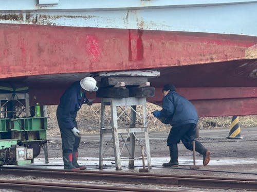 上架の様子②陸上で漁船を支える土台を設置します