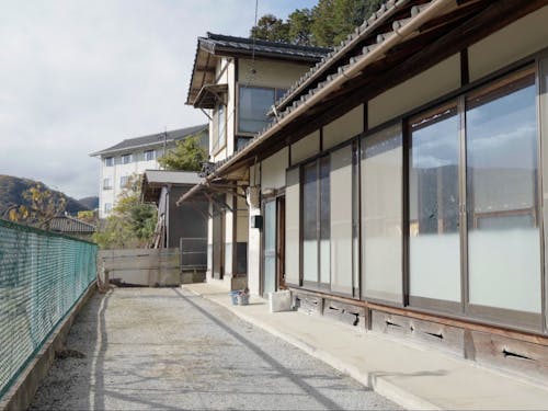 家の敷地内には、縦列にはなるが3台ほど駐車できそうなスペースがある。