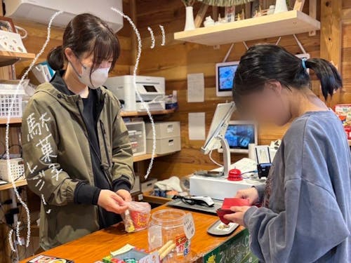 駄菓子屋ブースでレジ対応中