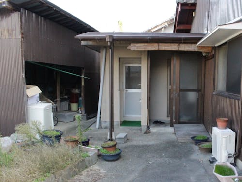 左が倉庫、勝手口