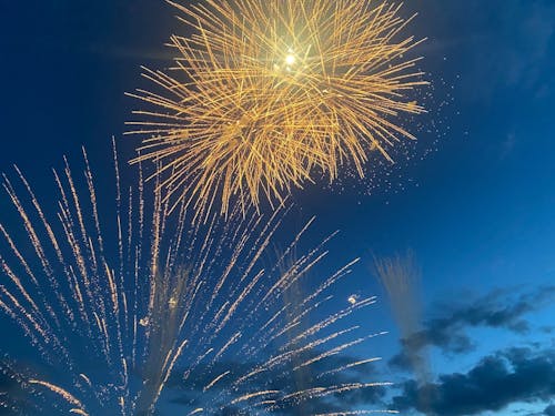 手に届くぐらいの距離で視界いっぱいの花火が楽しめます