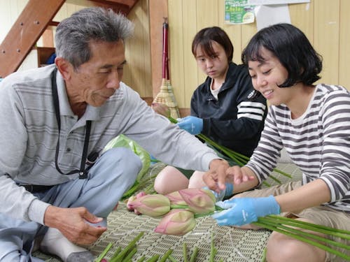 農家さんに教えてもらいながら、花束にしていきます。