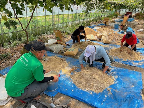 過去ツアーの様子④ ボカシ肥料作り